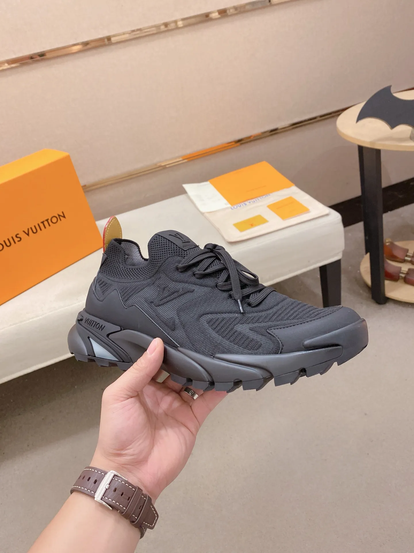 Men's Men's Shoes💰: 620💰The high version of the LV Runner Tatic sneakers are made of a whole piece of technical knitting to create an easy-to-take-on design, and are trimmed with cow leather to outline the upper. The LV logo on the side creates a dynamic feel among the textures, and the leather back strap is shaped like the handle fasteners in the Louis Vuitton leather goods collection. Mixed materials Laces Louis Vuitton accents Rubber outsole with Vuitton logo Size 39-44 Customizable 38.45.46